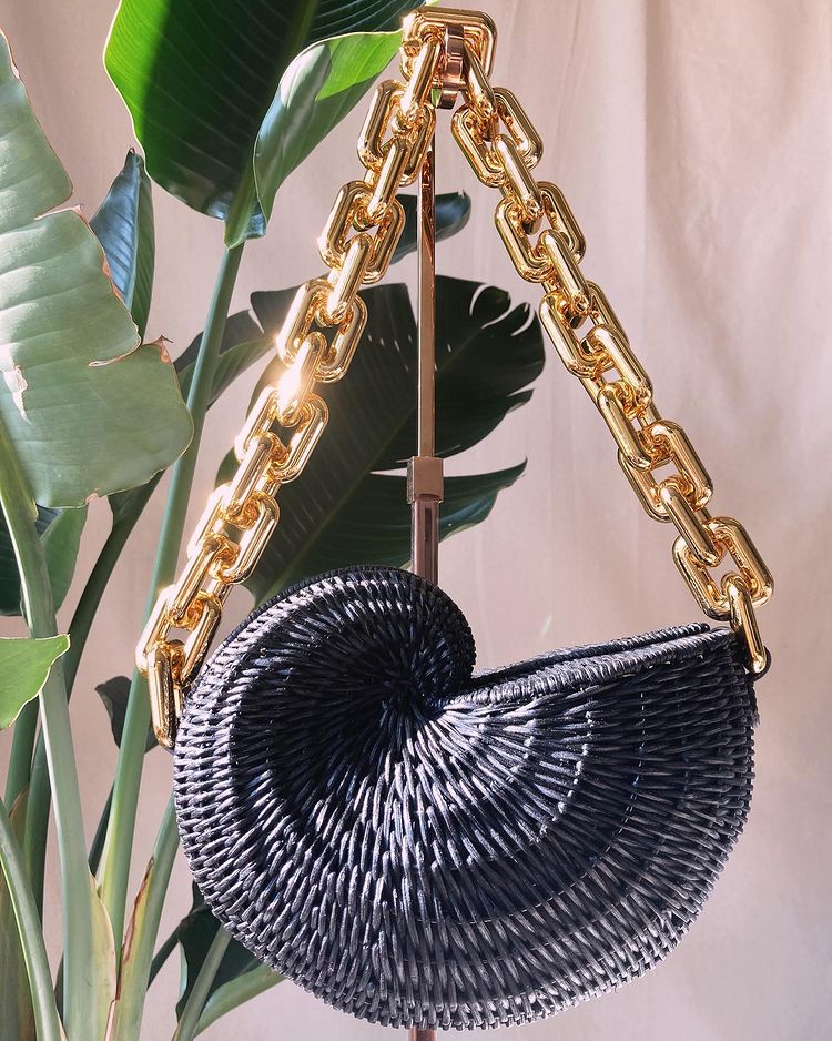 2023 Fashionable Rattan Conch Shoulder Bags - Thick Chains, Wicker Woven Handbags, Luxury Summer Beach Straw Bag for Women - Bali Inspired Purse with a Touch of Style iBarley bag Store